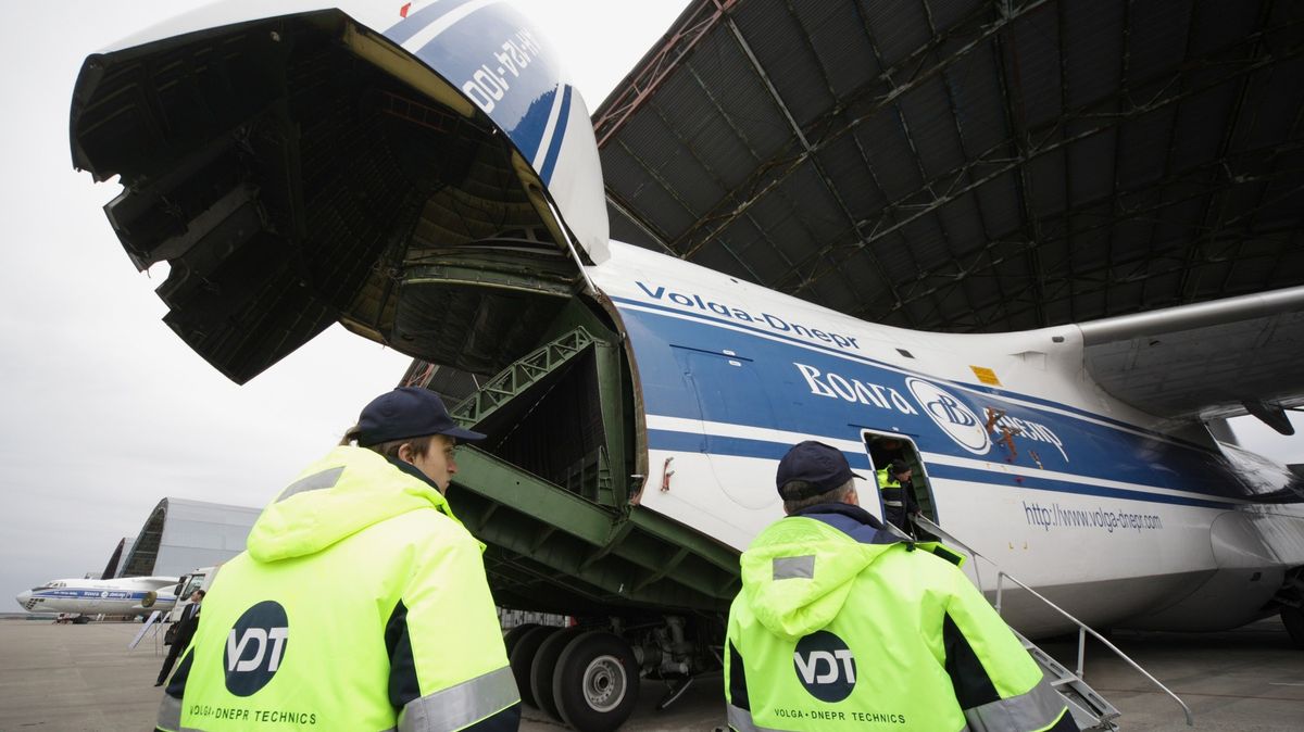 V Česku přistálo ruské letadlo, přivezlo strategický náklad